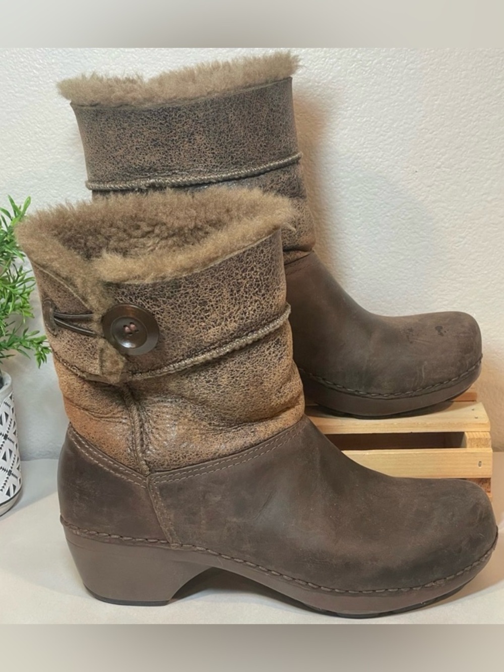Dansko Brown Genuine Leather Real Fur-Lined Button Cuff Boots |Kitten Heel | GUC